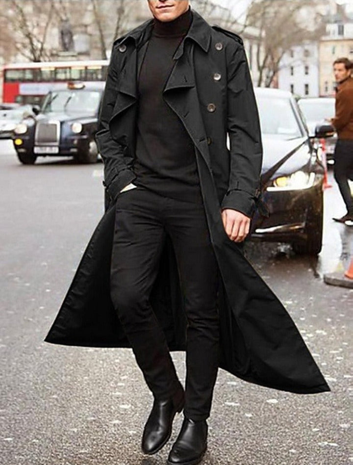 Tidløs herre trenchcoat med bælte. Klassisk design, dobbeltradet lukning – et must-have til den moderne mand.
