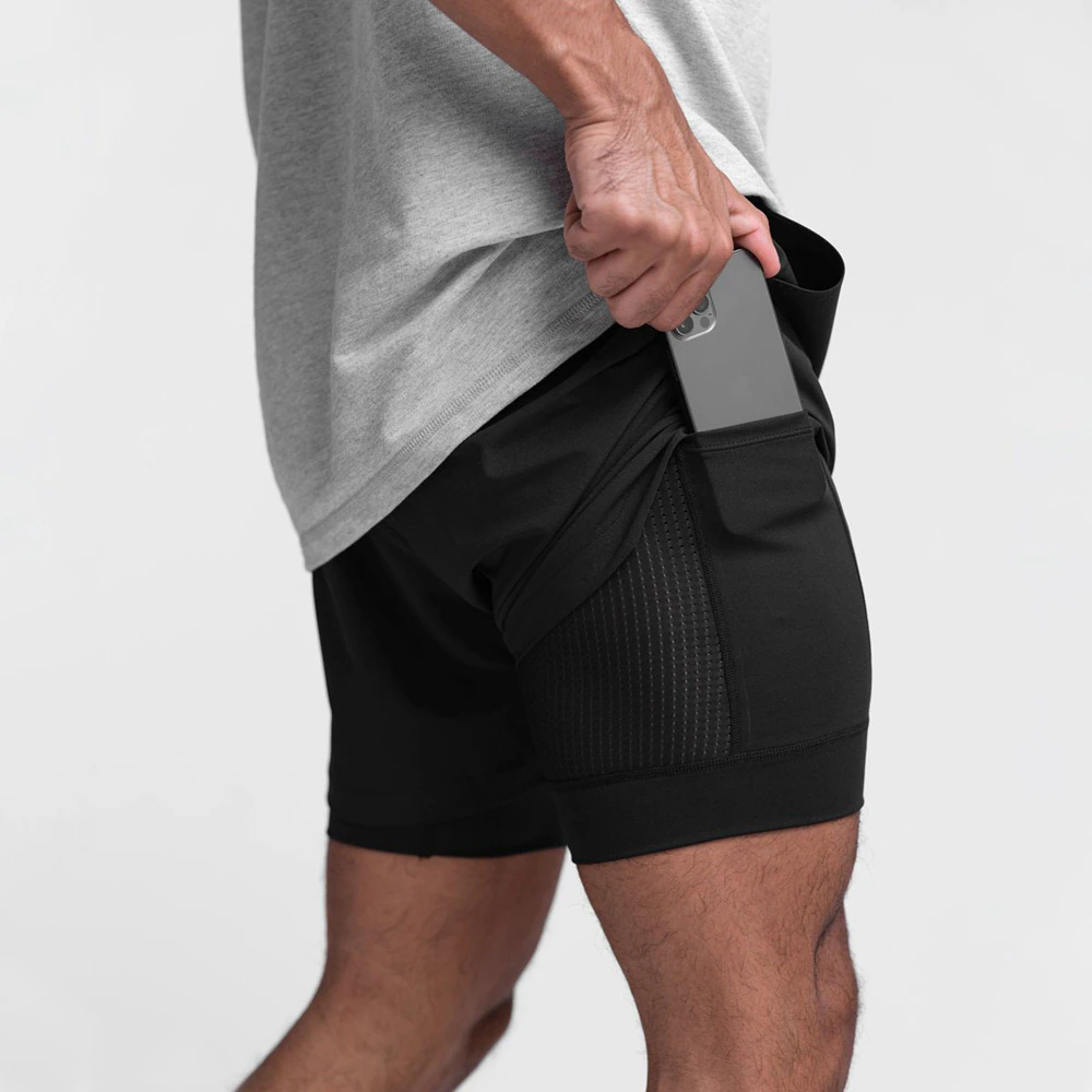 Sorte herre 2-i-1 sportsshorts med indbygget kompression og løs yderdel. Perfekte til aktivt tøj.