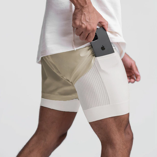 Alsidige mænds fitness shorts. 2-i-1 løbeshorts og træningsshorts designet for maksimal bevægelsesfrihed.