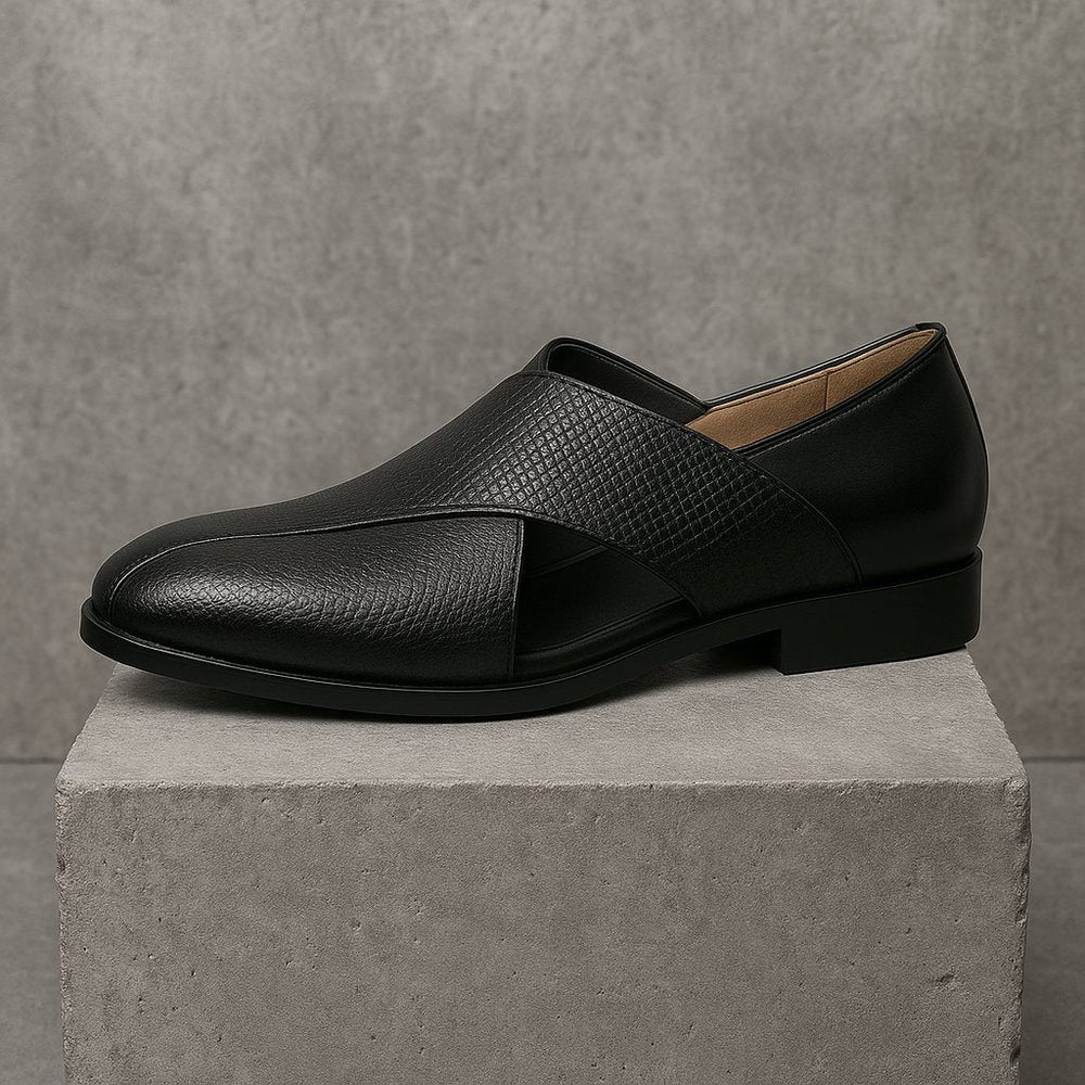 Elegante herre fisherman sandaler i læder med unikt crossover design. Perfekte slip-on loafers til sommer.
