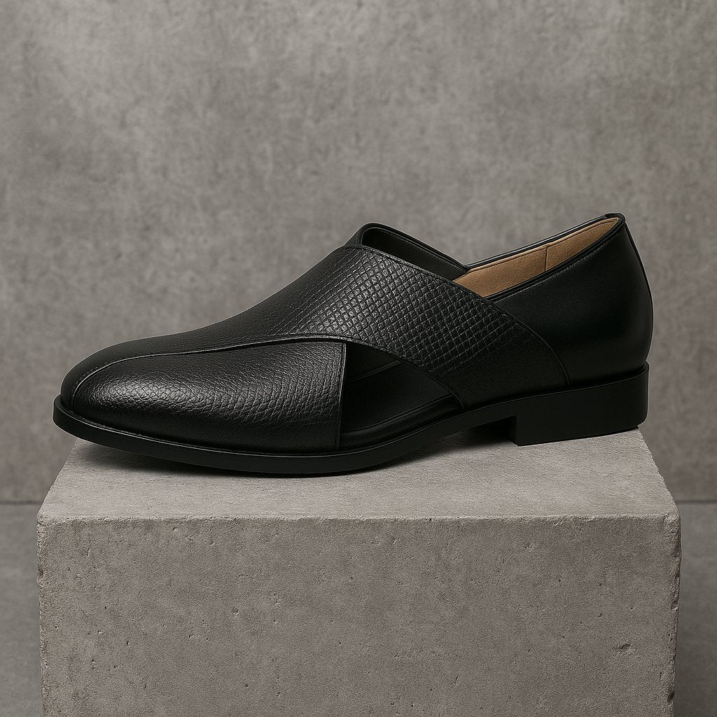 Elegante herre fisherman sandaler i læder med unikt crossover design. Perfekte slip-on loafers til sommer.