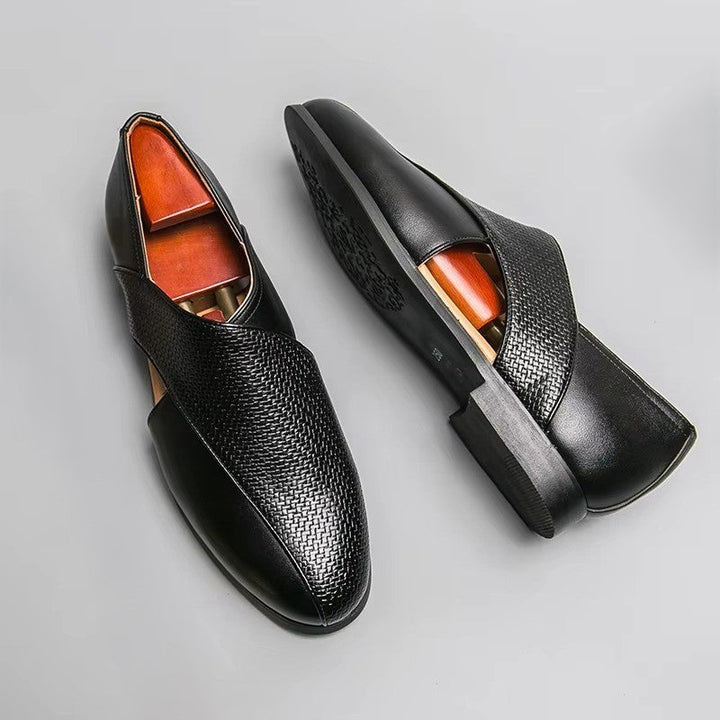Sorte læder fisherman sandaler til mænd. Elegante slip-on loafers med crossover-stil, perfekte sommersko.