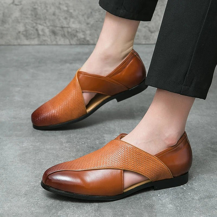 Nærbillede af mænds læder fisherman sandaler, der fremhæver det detaljerede crossover-remdesign.