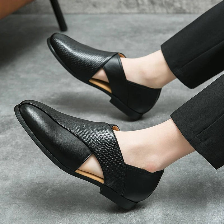Mænds stilfulde fisherman sandaler i brunt læder. Komfortable loafers med åndbart crossover design til sommer.