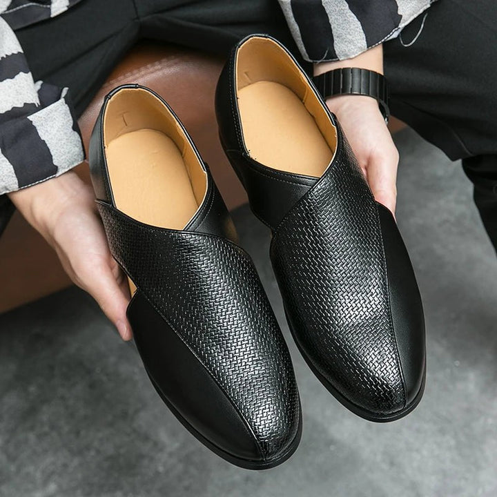 Elegant og åndbar herresko: læder fisherman sandaler. Komfortable slip-on loafers med unikt crossover design.