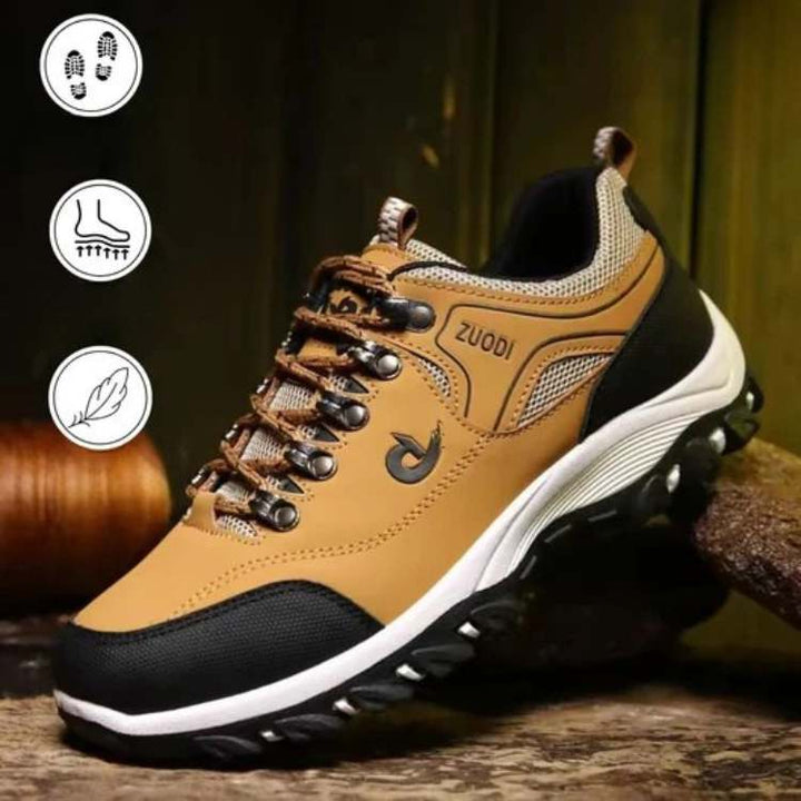 Mænds lavskaftet vandresko på en sti, fremviser bred tåboks og komfort til lange vandreture i naturen.