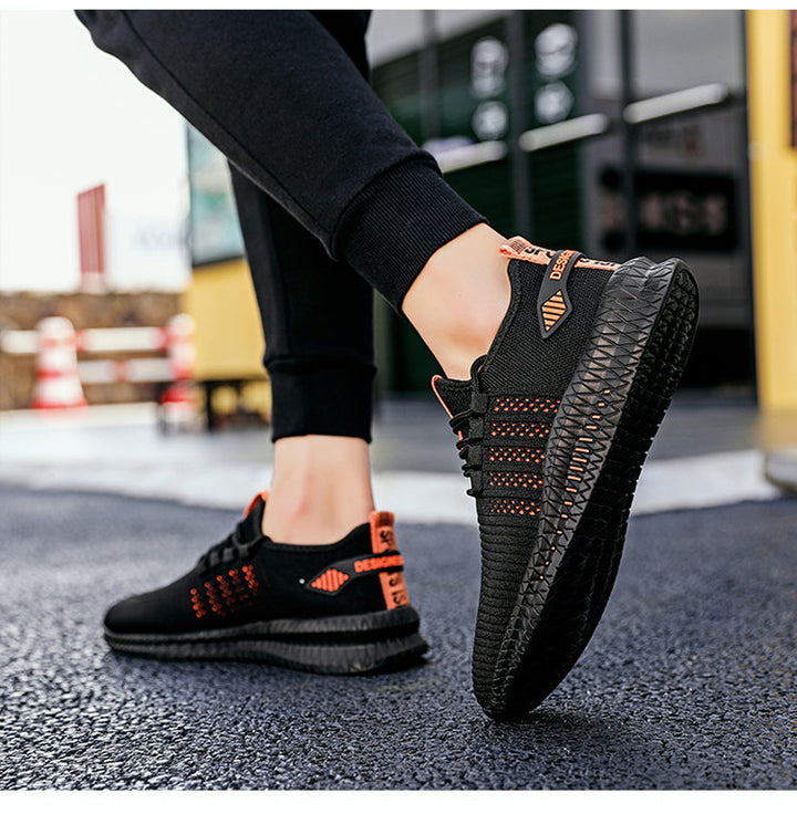 Nærbillede af åndbare mænds sportssneakers; lette materialer sikrer maksimal luftgennemstrømning og komfort.