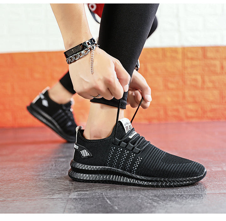 Mand iført lette, åndbare sportssneakers under aktivitet, designet for fodstøtte og bevægelsesfrihed.