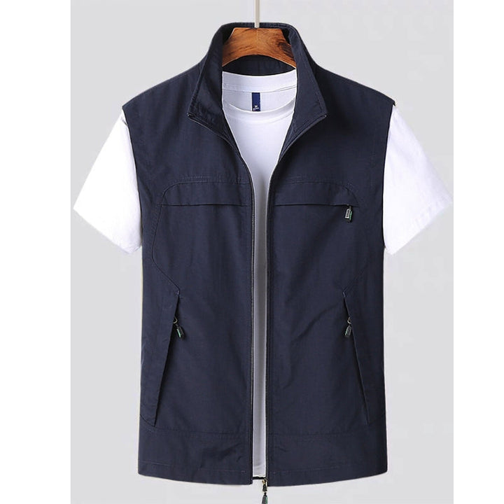 Mænds moderne vest med opretstående krave, flere lommer, perfekt til smart casual lag-på-lag look.