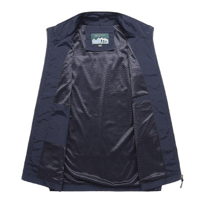 Elegant mænds vest med opretstående krave, diskrete lommer, perfekt til moderne og smart casual lag-på-lag styling.