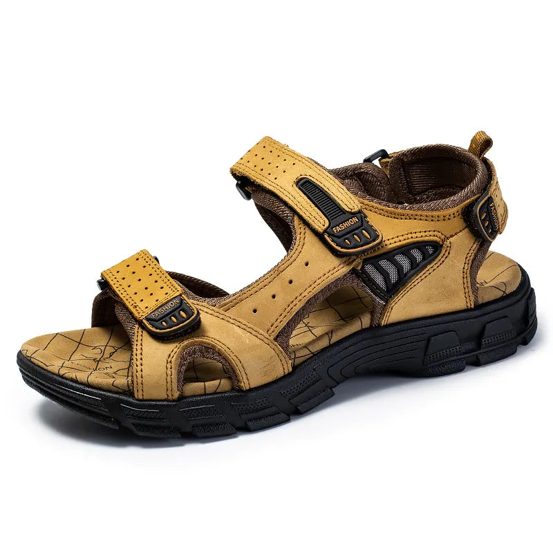 Stilfulde herresandaler med åben tå og komfortabel velcro-lukning, ideelle til sommerdage.