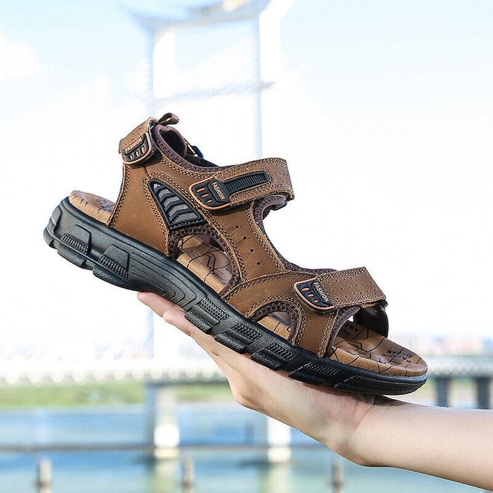 Nærbillede af komfort sandalen med tydelig velcro-lukning og polstret sål for optimal fodtøjsstøtte.