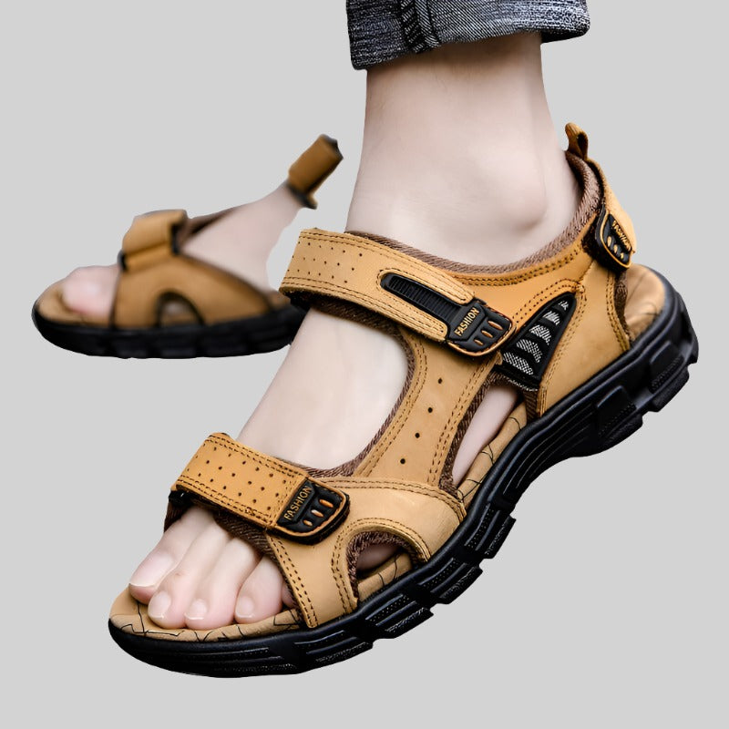 Ergonomiske herresandaler med robust fodstøtte og stødabsorbering for sunde fødder og komfort.