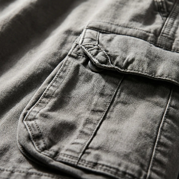 Komfortable casual shorts til mænd i let stof, ideelle som sommer shorts. Med praktiske cargolommer.