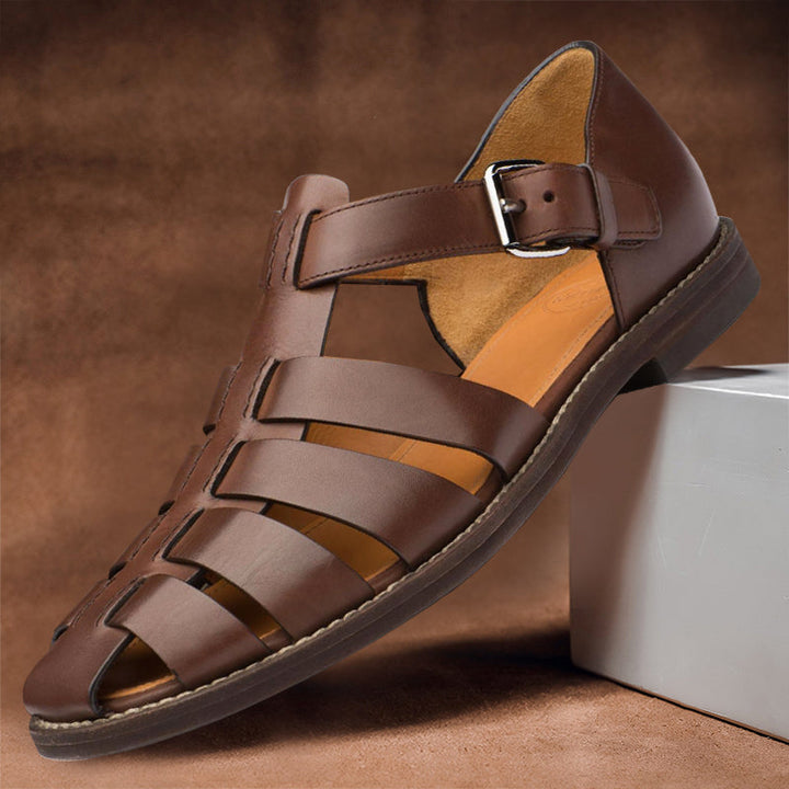 Elegante herresandaler med skridsikker sål, giver sikkerhed og stil. Perfekt fodtøj til herremode.