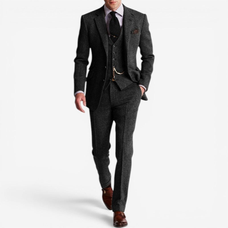 Alsidigt 3-delt herrejakkesæt med blazer, vest og bukser. Perfekt til festtøj og business.