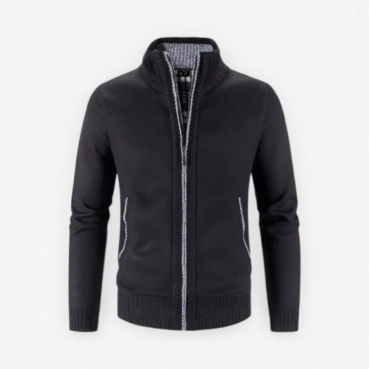 Mand bærer moderne slim fit langærmet cardigan med lynlås i en afslappet setting.