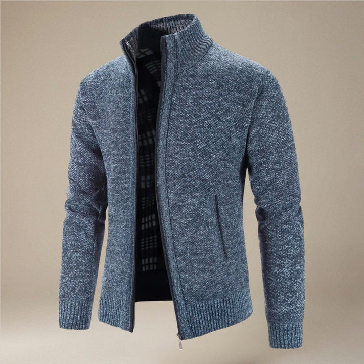 Nærbillede af mænds langærmet cardigan med lynlås, fremhæver slim fit og moderne detaljer.