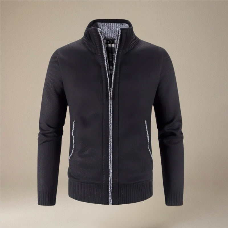 Herremodel poserer i elegant slim fit langærmet cardigan med lynlås. Perfekt til enhver lejlighed.