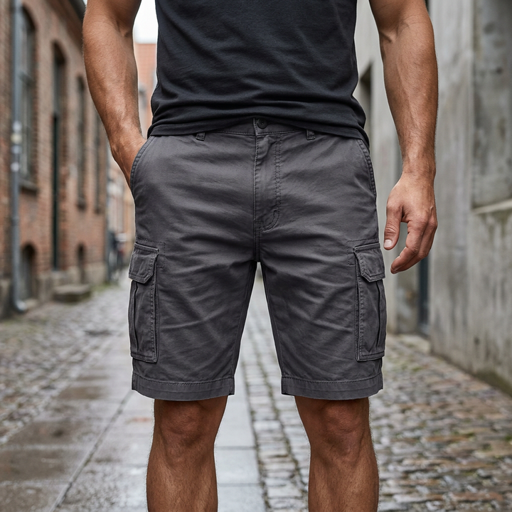 Mand bærer stilfulde cargo shorts til sommer. Afslappet pasform for maksimal komfort og hverdagsbrug.