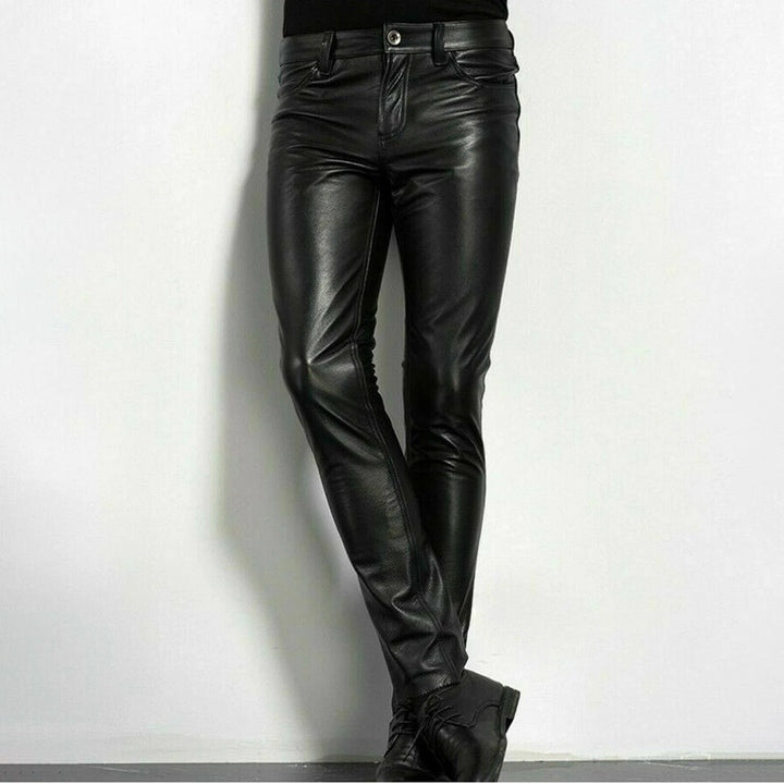 Stilfulde sorte herrelæderbukser med slankt fit, ideelle som festbukser eller til et casual look.