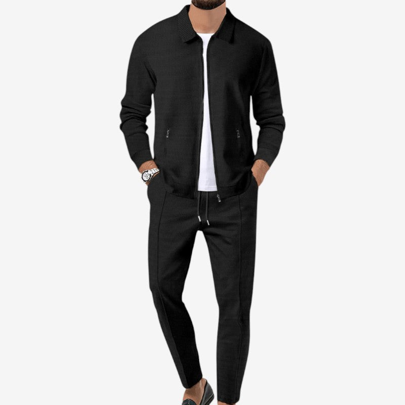 Stilfuldt to-delt herresæt med lynlåstop og slim fit bukser. Moderne look til enhver lejlighed.