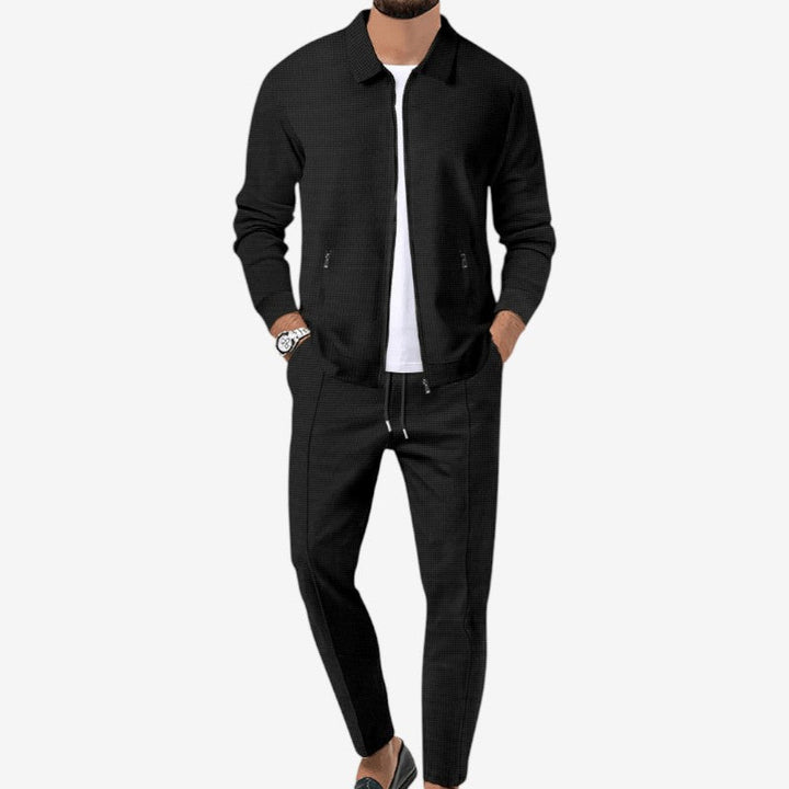 Stilfuldt to-delt herresæt med lynlåstop og slim fit bukser. Moderne look til enhver lejlighed.