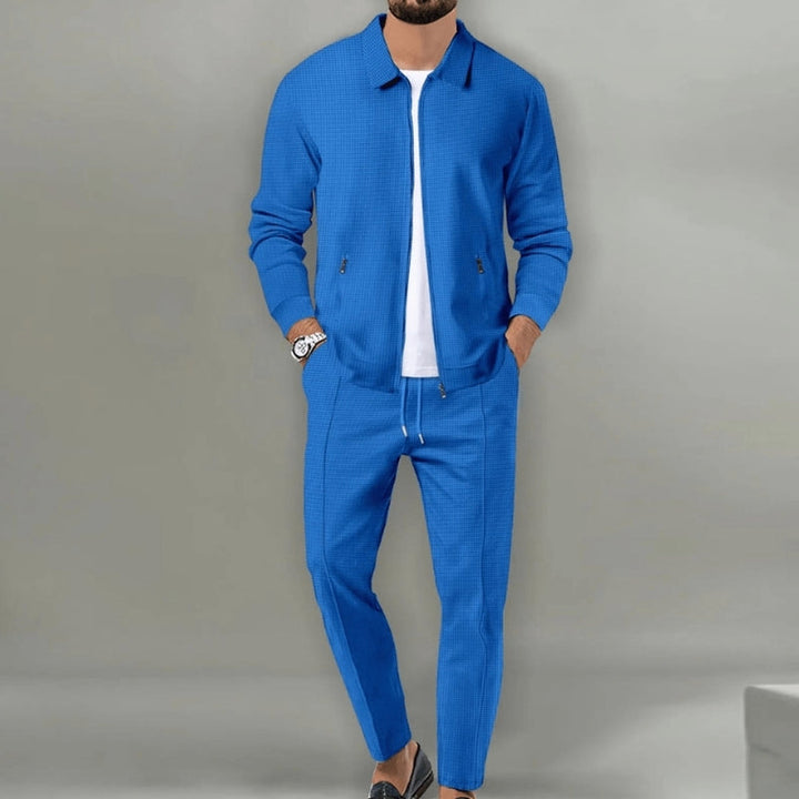 Trendy mænds to-delte outfit med smart lynlåstop og slim bukser. Alsidingt hverdagstøj.