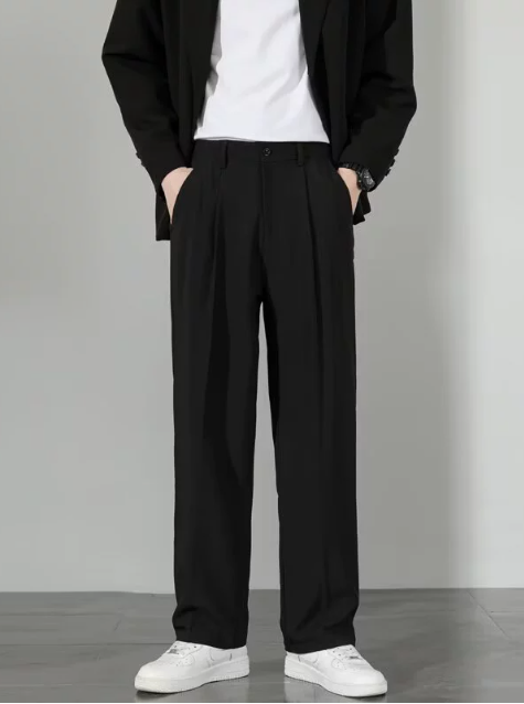 Mand iført stilfulde herrebukser med afslappet pasform. Moderne casual bukser, ideelle til et komfortabelt og smart look.