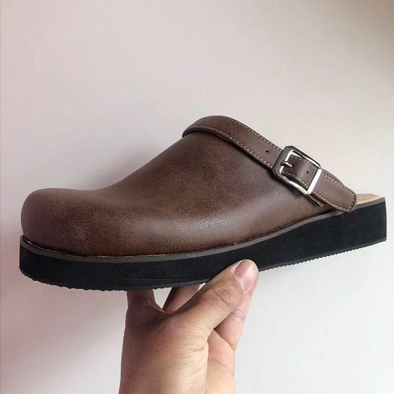 Stilfulde herresandaler med åben tå og ortopædisk støtte. Ideelle komfortsko til mænds sommergarderobe.