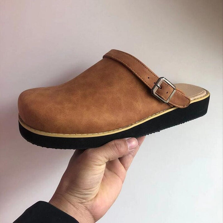 Sidebillede af mænds stilfulde ortopædiske sandaler, fremhæver design og komfort for herresko.