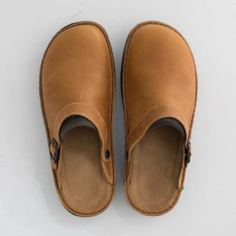 Topbillede af mænds ortopædiske sandaler med åben tå, viser rummelig pasform og stilfuldt design.