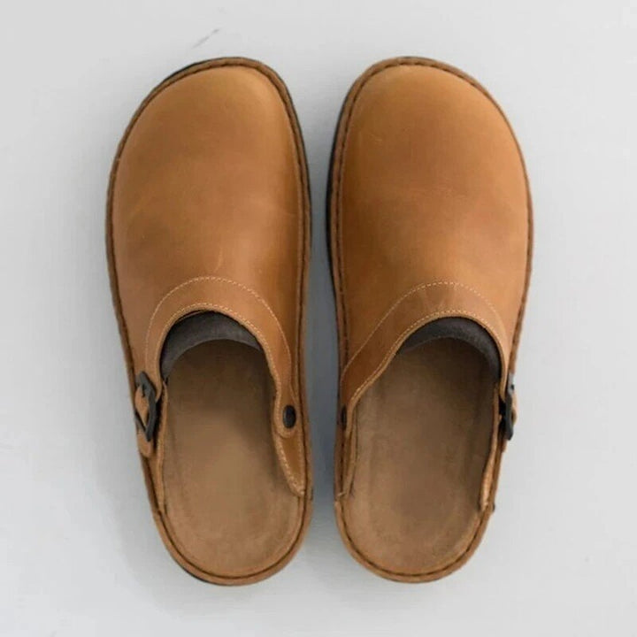 Topbillede af mænds ortopædiske sandaler med åben tå, viser rummelig pasform og stilfuldt design.