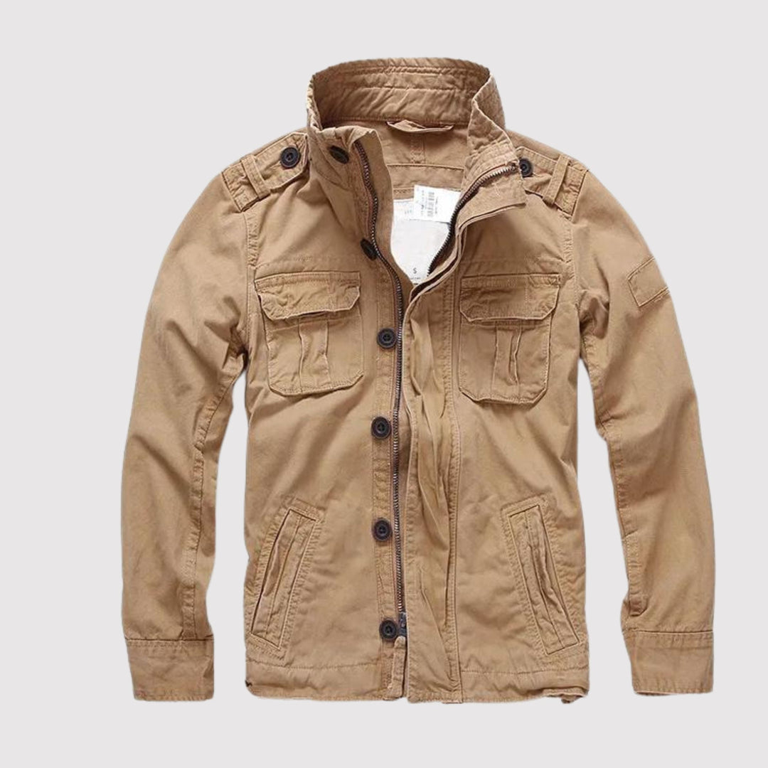 Klassisk brun retro denimjakke til mænd. Bomuldsjakke, der tilføjer stil til ethvert casual forår/efterårs outfit.