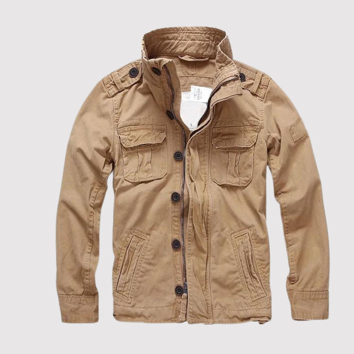 Klassisk brun retro denimjakke til mænd. Bomuldsjakke, der tilføjer stil til ethvert casual forår/efterårs outfit.