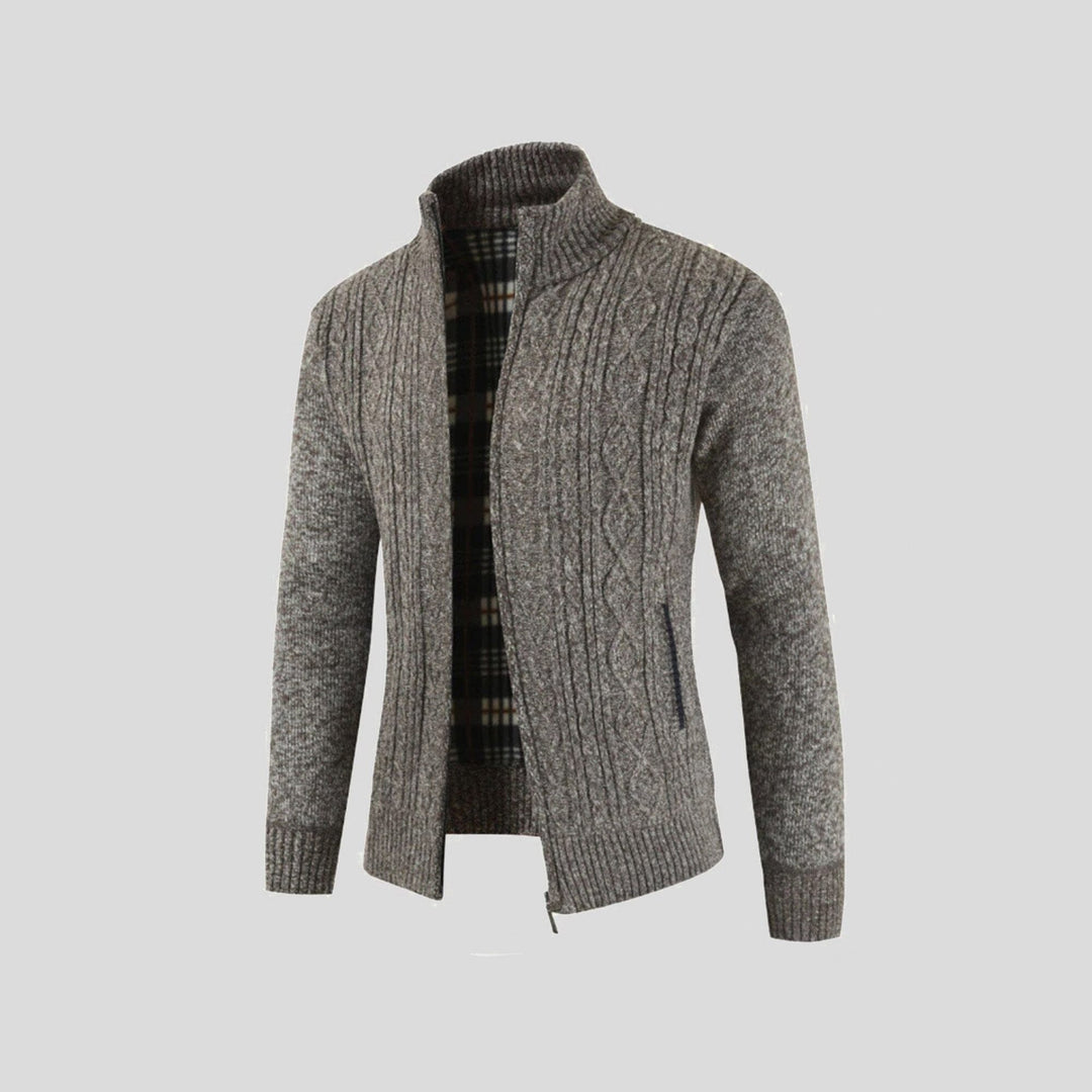 Komfortabel herre strik cardigan med grov tekstur, ideel som varmt overtøj til mænd i koldt vejr.