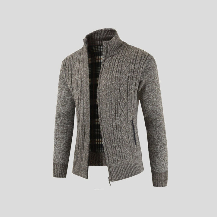 Komfortabel herre strik cardigan med grov tekstur, ideel som varmt overtøj til mænd i koldt vejr.