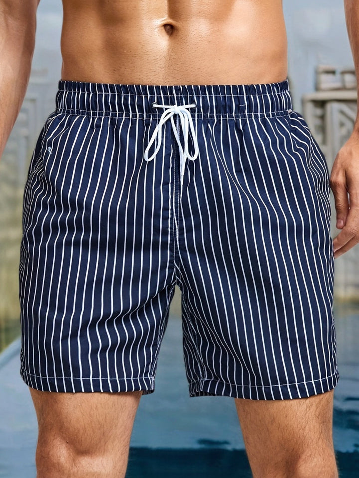 Mænds stribede sommershorts i blå og grøn. Lette, komfortable herreshorts til afslappet sommerstil.