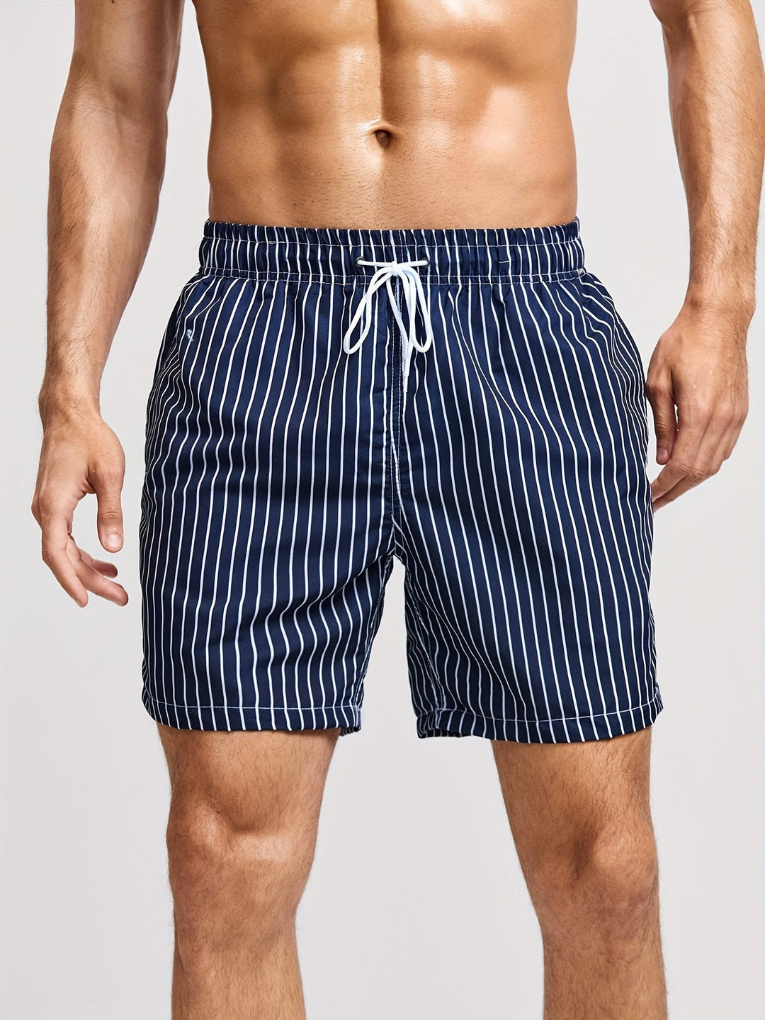 Afslappede mænds sommershorts med striber. Komfortable, lette fritidsshorts perfekte til sommer.