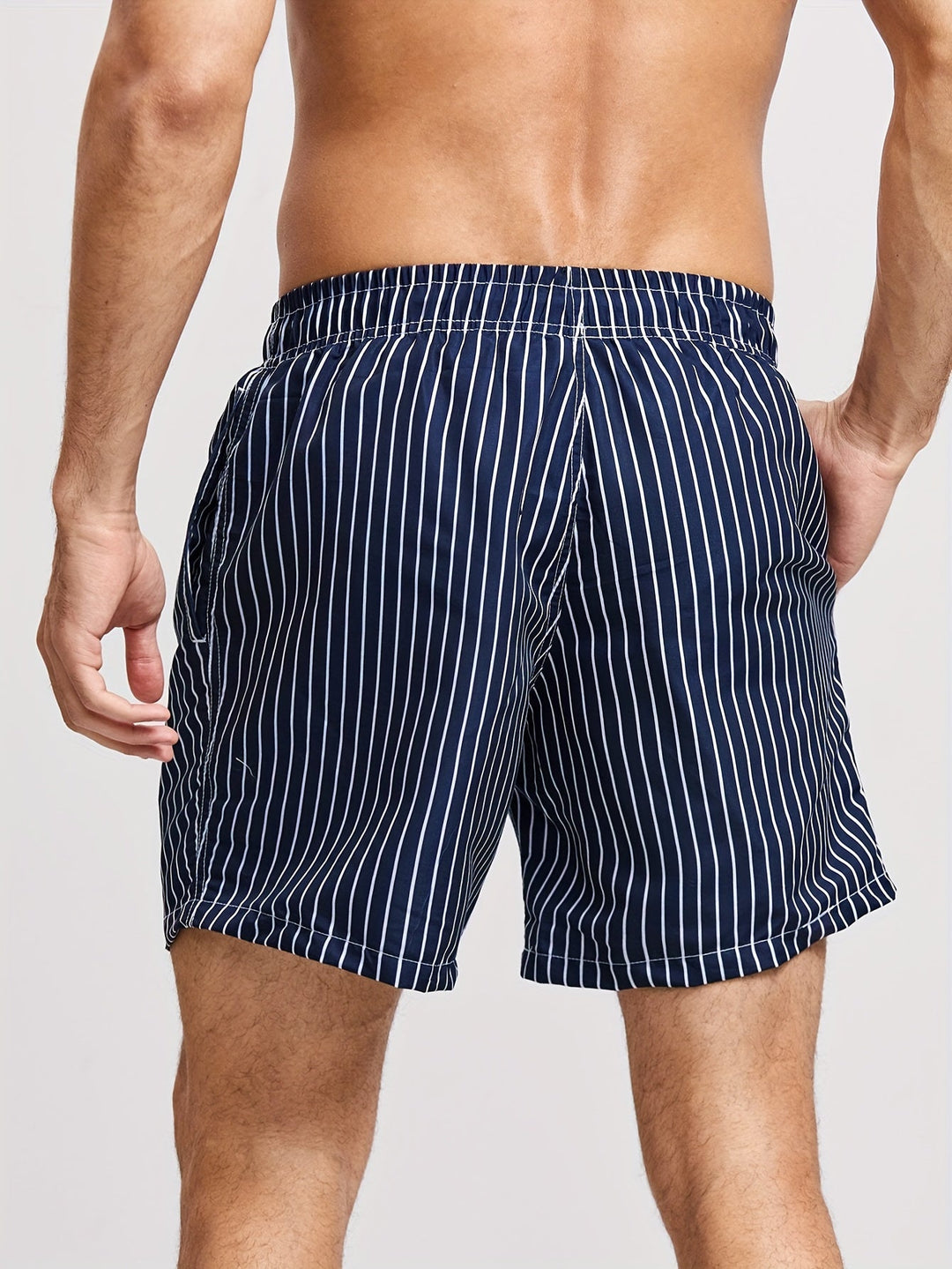 Blå og grønne stribede herreshorts. Letvægts sommershorts med afslappet pasform til mænd.