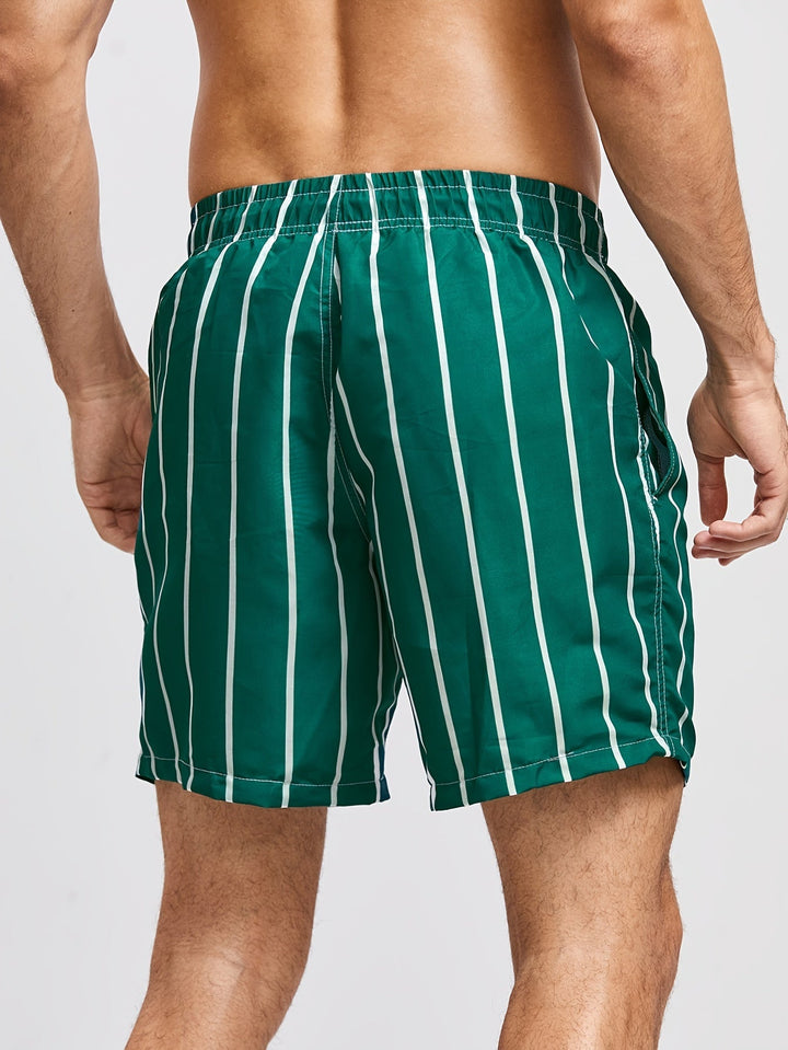 Mand med stribede sommershorts i en let, afslappet sommerstil. Komfortable fritidsshorts.