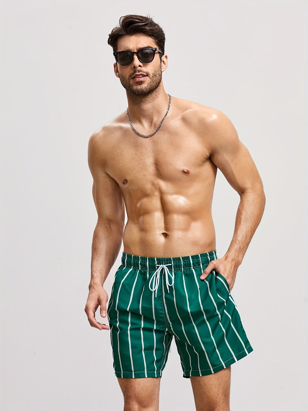 Stilfulde stribede sommershorts til mænd i blå og grøn. Perfekte, lette herreshorts til afslappet brug.