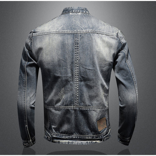Herre denimjakke i grå vintage look, komfortabel og tidløs, vist på model for at fremvise pasform og stil.