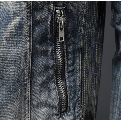 Nærbillede af mænds grå vintage denimjakke, der viser stoftekstur, metalknapper og den høje kvalitet.