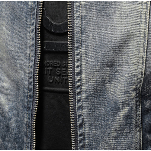 Stilfuld mænds vintage grå denimjakke, ideel som overtøj til en moderne herre mode outfit hele året rundt.