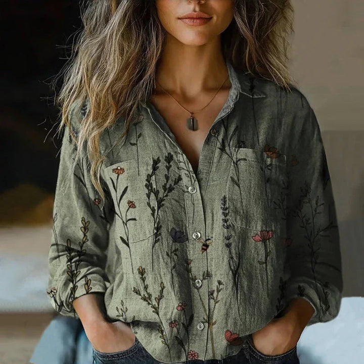 Unik sommer bluse til kvinder i boho vintage stil med flæseærmer og farverigt mønster. Perfekt til varme dage.