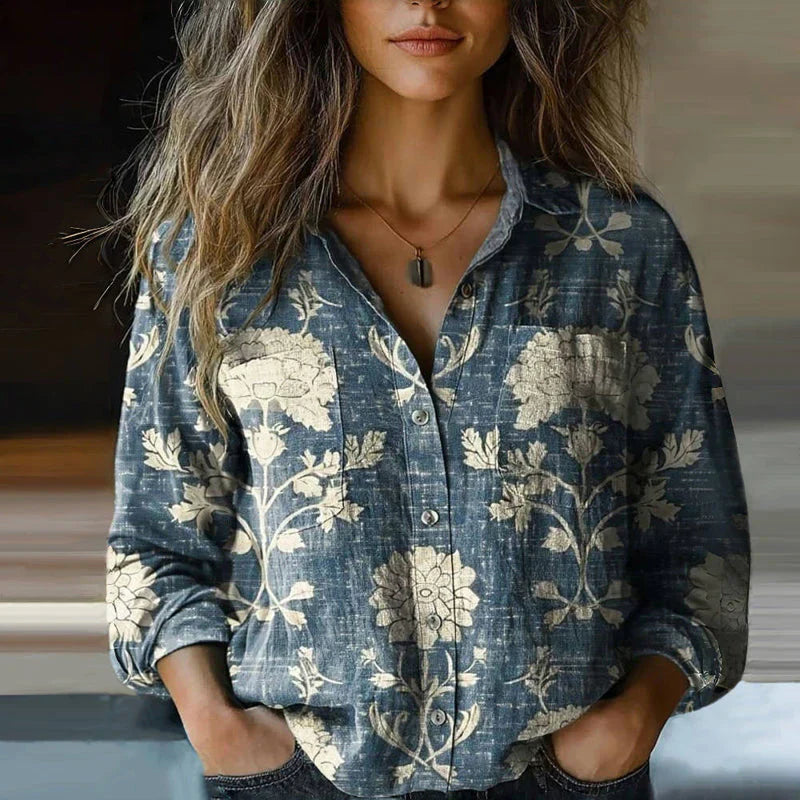 Elegant kvindebluse med løs pasform og flæseærmer, mønstret vintage boho design. Afslappet og stilfuld sommer.