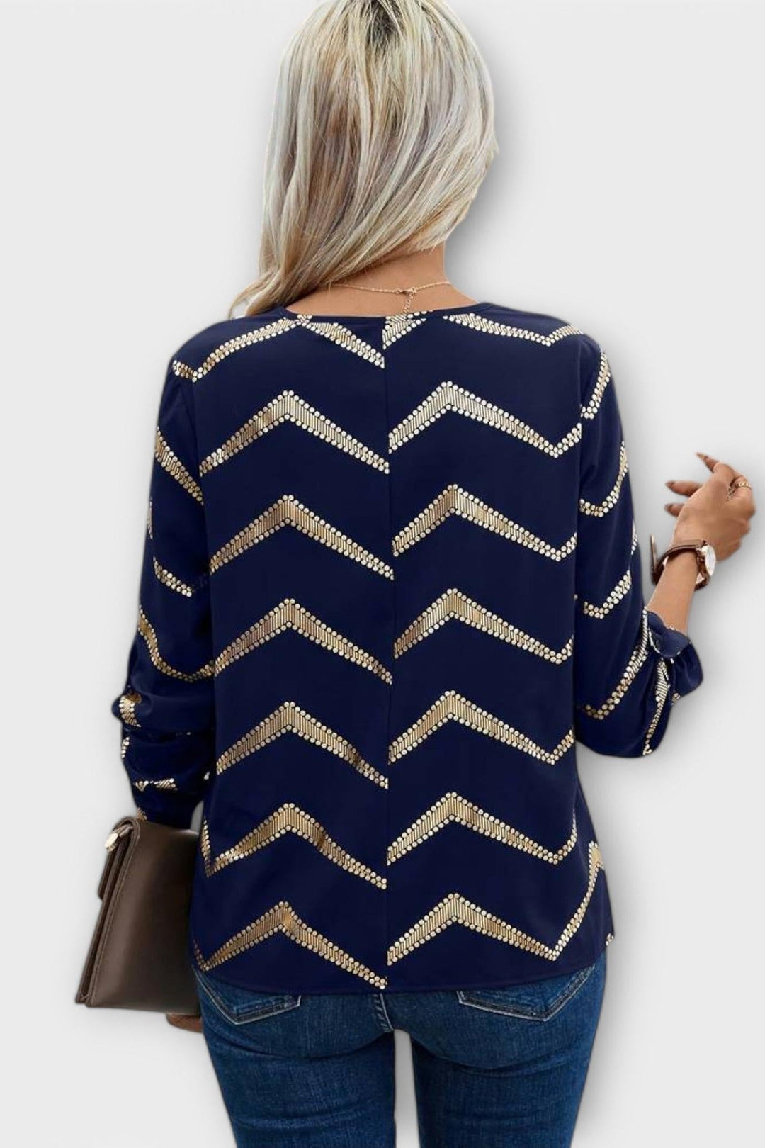 Allround damebluse i mørkeblå med zigzagmønster og V-udskæring. Komfortabel med elegant look til enhver lejlighed.
