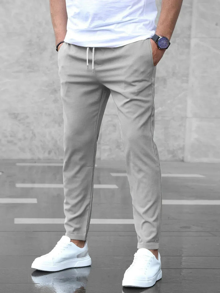 Mørkeblå herre elegant stretchbuks for optimal komfort & stil. Perfekt til business casual.
