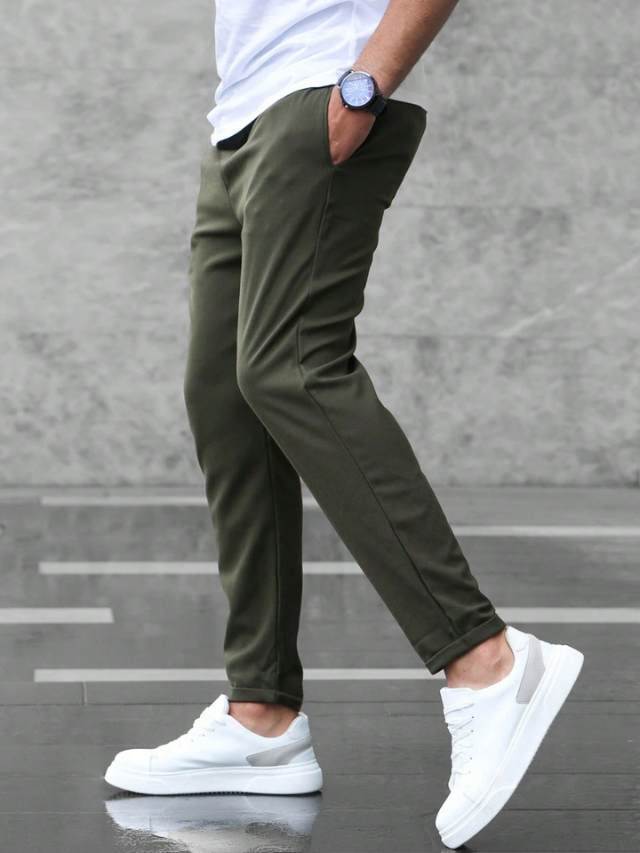 Herre stretchbuks i klassisk design for stilfuld herremode. Komfortabel til lange dage.